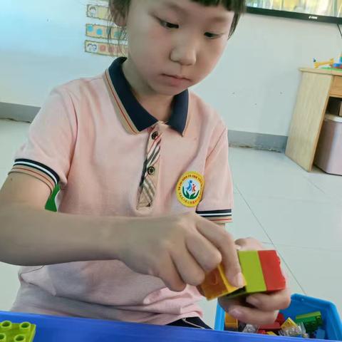 洛龙区第二实验小学附属幼儿园乐高搭建课—《龙卷风》