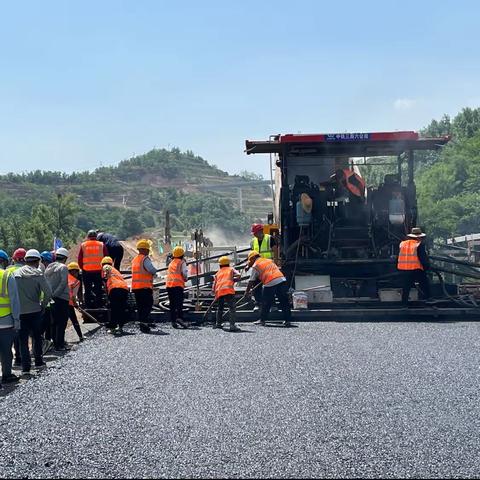 筑路工人耐高温，沥青作业保开通