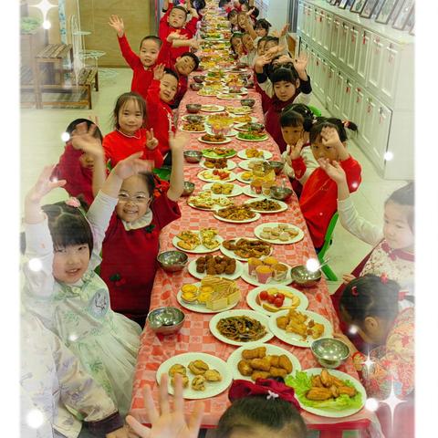净月金苹果幼儿园～迎新年，吃大席！新年聚餐欢乐上线～ 美味佳肴齐登场，萌娃相聚笑满堂，不负时光，不负美食，在热闹氛围里解锁新年美好，愿宝贝新岁无忧，快乐常伴！