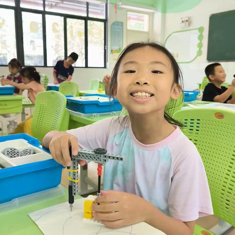 科学城小学北校区暑假B2班乐高搭建课《圆规》