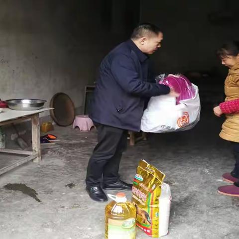 金兰镇甘溪村开展“春节”前走访慰问活动