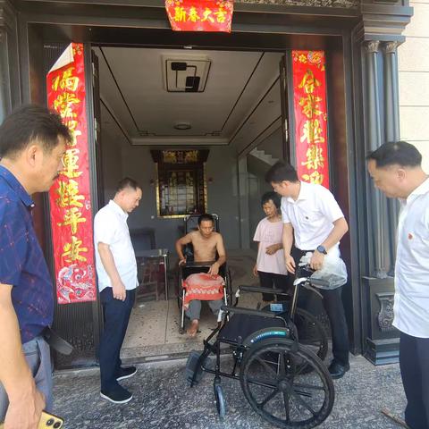 残联理事长下乡送轮椅 暖心帮扶显关怀