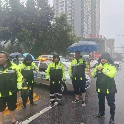 雨中城管人 执法不停歇