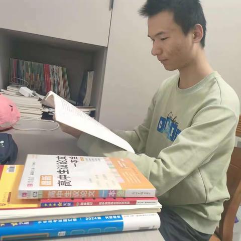 【明德教育】书香滋润假期，阅读丰富人生——开封市铁路中学高二七班2024年寒假德育活动之读书活动