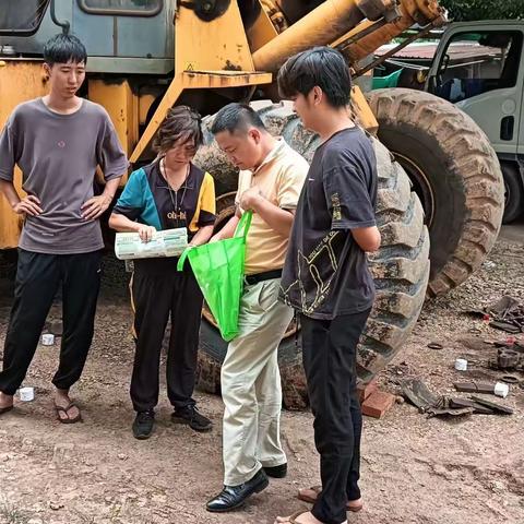 8月8日工信中心由秦扬钊副主任带队继续深入福星砖厂、波莲金隆砖厂、波莲鑫鸿达砖厂开展禁塑宣传工作。