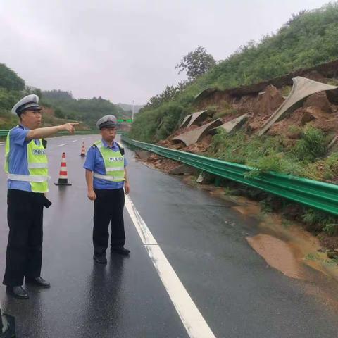 暴雨引发险情 群众受阻 高速交警快处 忠诚履职—麟凤中队应对暴雨警情