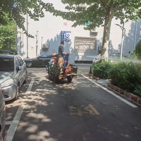 建鑫社区开展蚊虫消杀及卫生清理工作