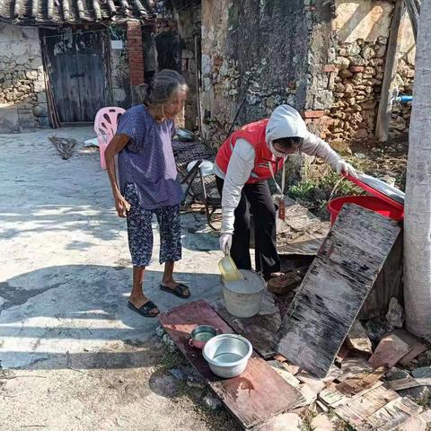 关爱独居老人 网格员在行动