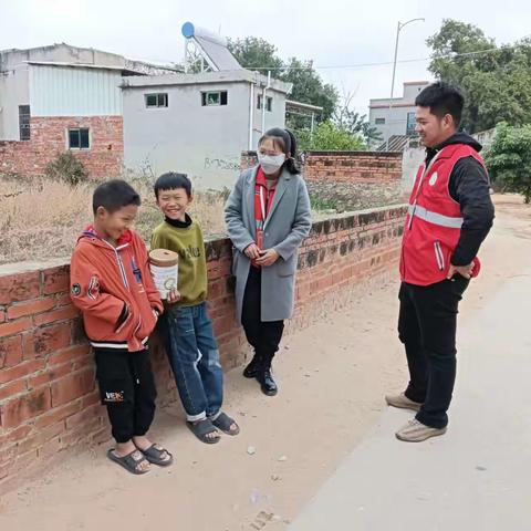 八所镇居龙村网格员开展护苗行动
