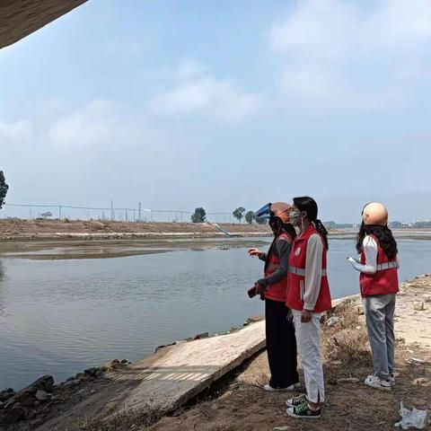 八所镇居龙村网格员开展河道巡查 筑牢防溺水安全网