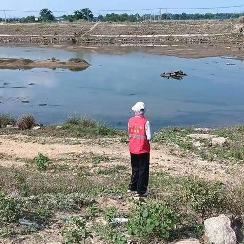 八所镇居龙村网格员开展防溺水安全巡查及教育宣传