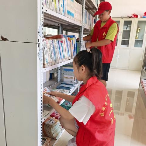 夏日里的"图书小管家"——社区志愿行