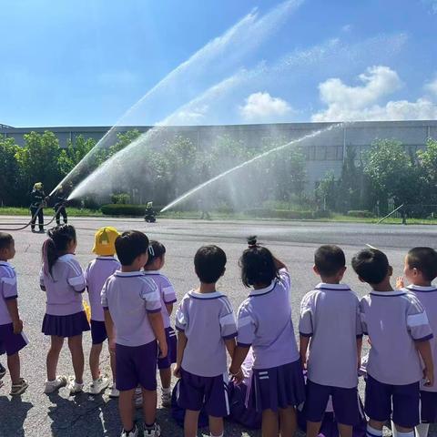开学安全第一课“走进消防队•致敬火焰蓝”——幼儿园大班社会实践活动
