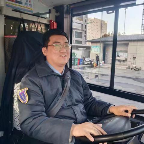 暖心守护，不负所托！六公司63路车长拾金不昧获赞誉