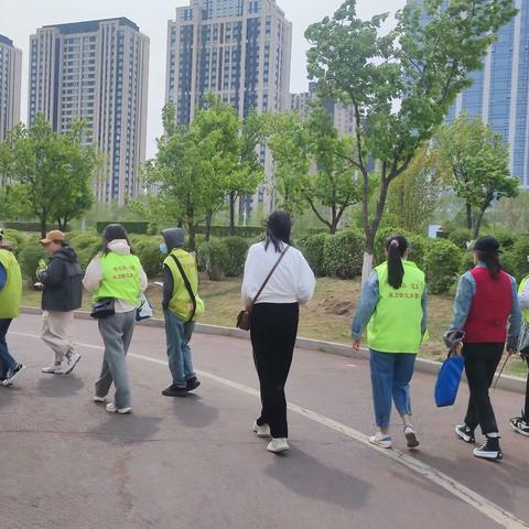 群力街道璞悦湾社区开展“共建文明城市 共享洁净道里”志愿服务活动