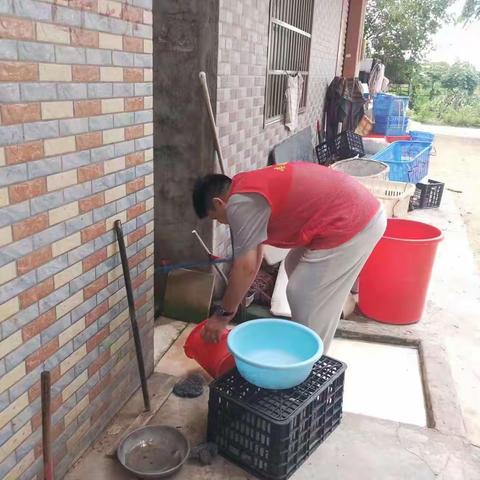 新市开展翻盆倒罐防蚊灭蚊活动