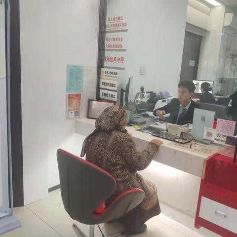 工行阿图什文化路支行：敬老日专窗服务 传递金融温情