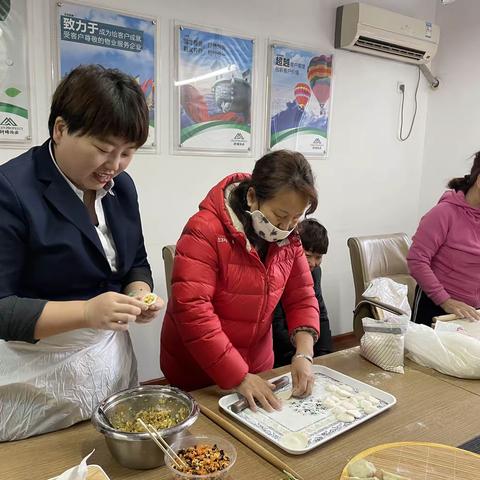 冬至送水饺，情暖老人心 ——道德街绿地新城社区日间照料中心开展包水饺送水饺活动