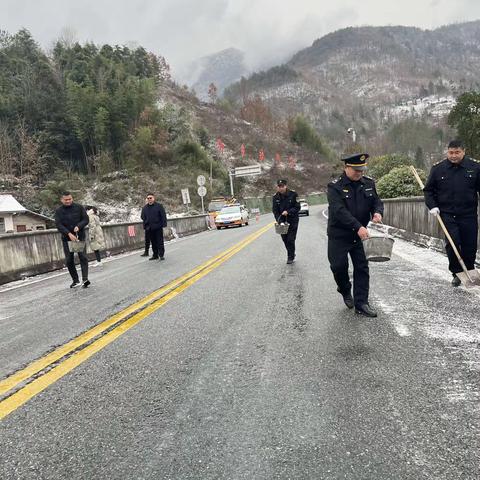 路产保护人员浴“雪”奋战保畅通