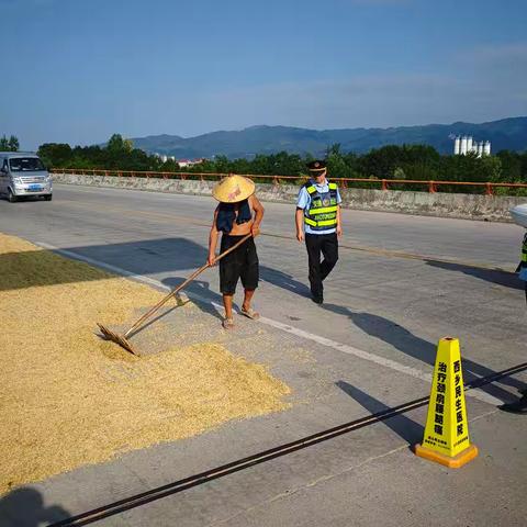 西乡公路段：全力清理沿线打场晒粮，保障公路安全畅通