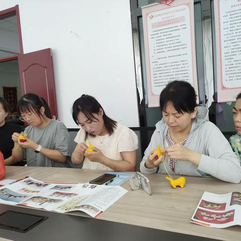 滨湖路社区学习布老虎制作