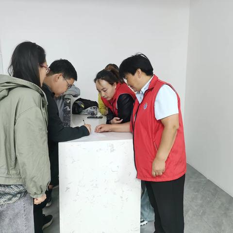 滨湖路社区星湖湾党支部成立“搭把手”服务队