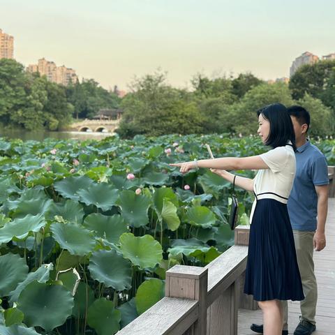 金山街道开展7月份“河长日”巡河活动