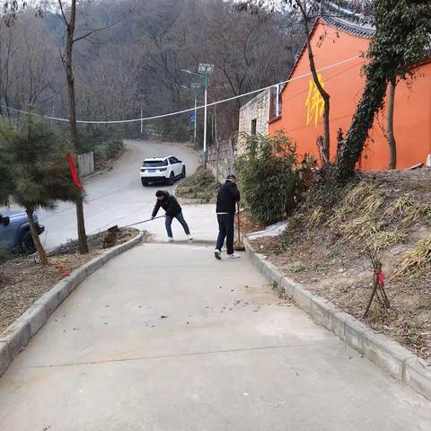 社区居民代表开展感恩寺环境卫生大扫除活动