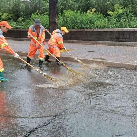 裕华环卫奋战风雨 雨后“洁”尽所能洗城清淤