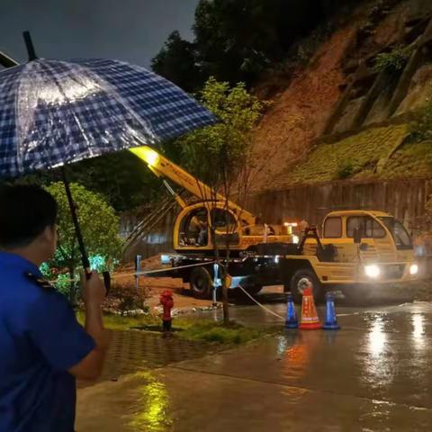 暴雨袭城 清流城管迅速排涝抢险保畅通