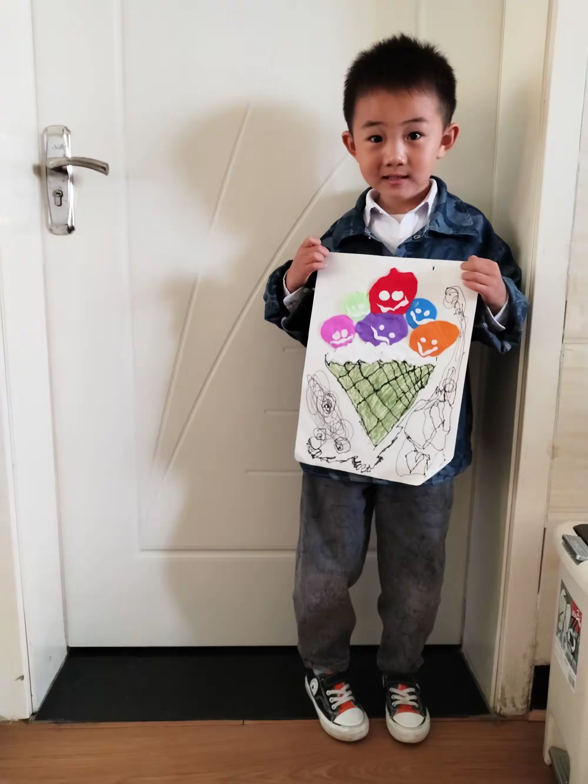 简篇-大班幼儿美工涂鸦小四班教室4月13日成果展示