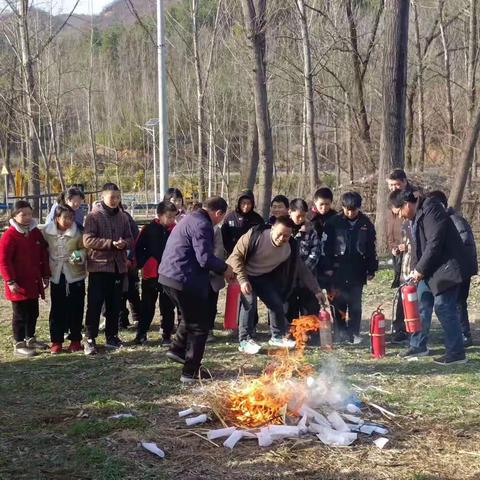 筑牢防火墙，共建平安校园          ----记板场竹园小学防火消防安全应急疏散演练