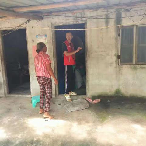 天安乡网格员帮助老人解决家电