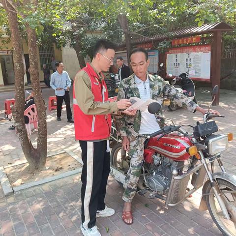 天安乡网格员开展防邪教宣传