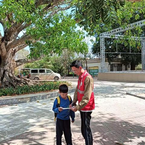 天安乡网格员开展防溺水宣传