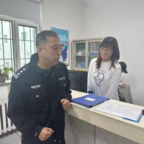 德胜社区民警与社区主任对接不稳定因素排查工作