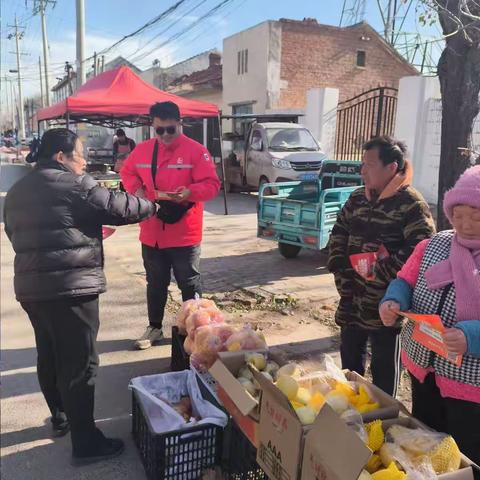 联伍支行走进黄辛庄村集市开展金融业校宣传活动