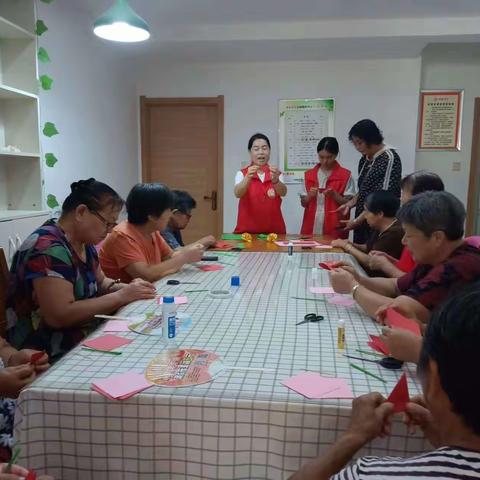 【创建文明幸福星】南关社区开展庆七夕，迎乞巧老年人手工制作活动。