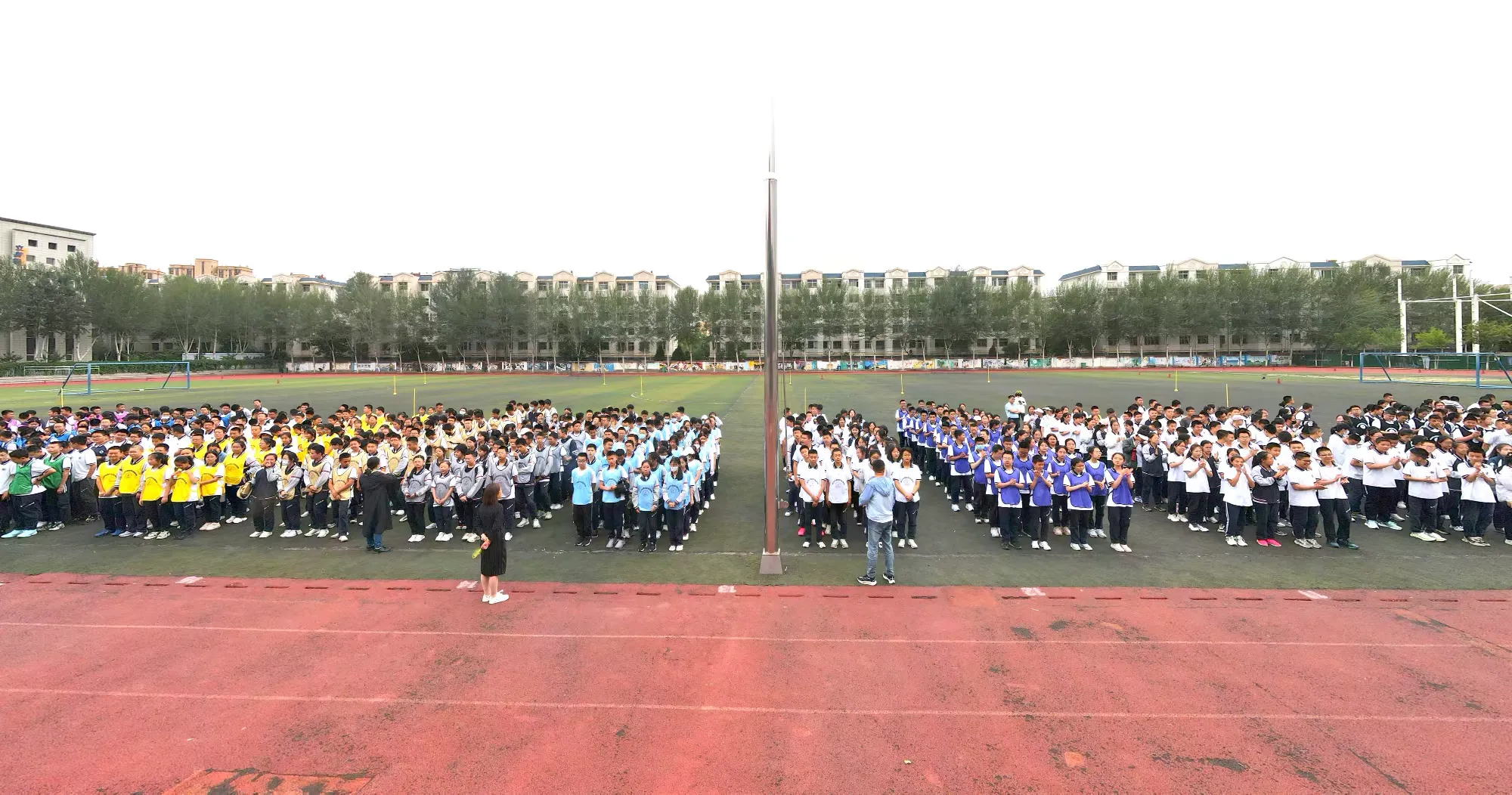 简篇-【银外•德育】银川外国语实验学校“籽籽相拥 少年逐梦”庆六一年级趣味运动会