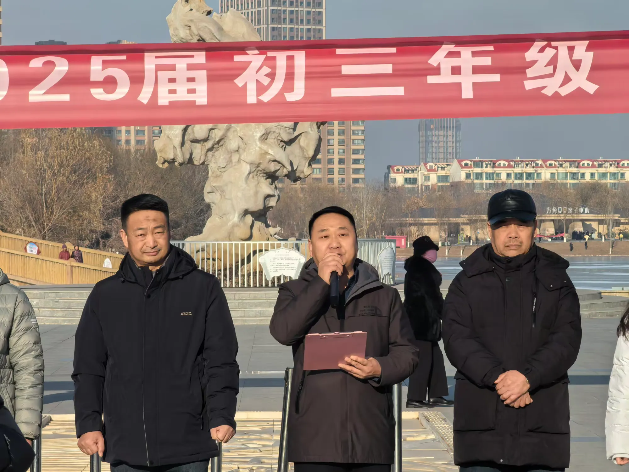 简篇-【银外·德育】冬季越野热血燃情 银外学子勇者无畏--2025届初三“环宝湖”越野赛