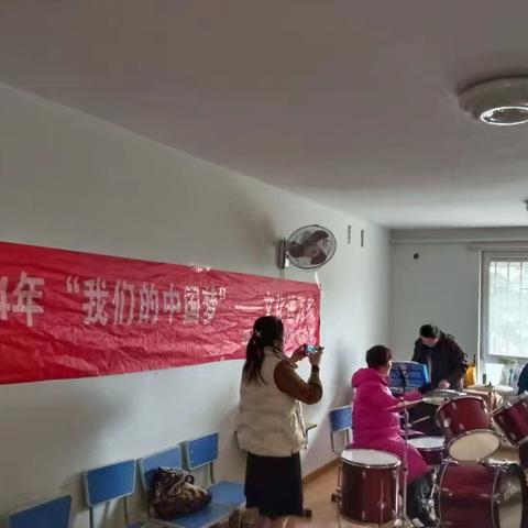我们的中国梦”文化进万家---马山新城社区开展老年人架子鼓演奏活动