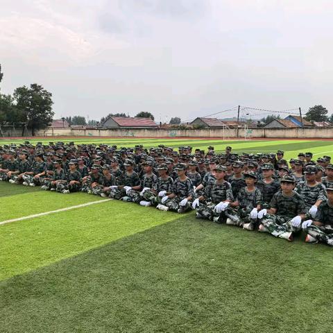 军训汇演展风采，勇毅扬帆新征程 涝坡中学2025级新生 ﻿国防教育暨军训汇报表演