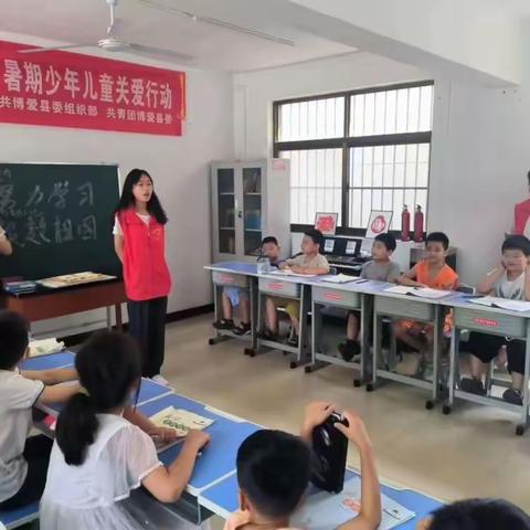 党群相约护成长 亲青相伴过假期