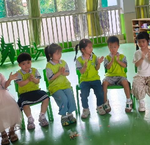 分享阅读《分享》 目标:1.通过阅读绘本理解分享的含义及好处。 2.学习别人的角度来看待问题。 3.在实际生活中和具体情境下愿意与他人分享。