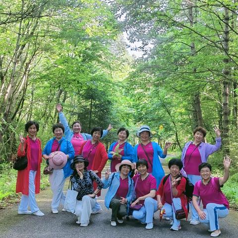 姐妹一起畅游秦岭小镇