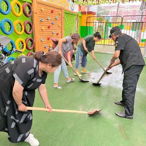 汛期校园安全不松懈——东窑子幼儿园防汛小组冒雨进行汛期校园安全巡查