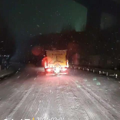 雪情即命令  中阳环卫工人除雪保通畅