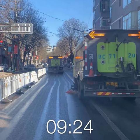 环卫工人精细化保洁   从细微处提升城市“颜值”