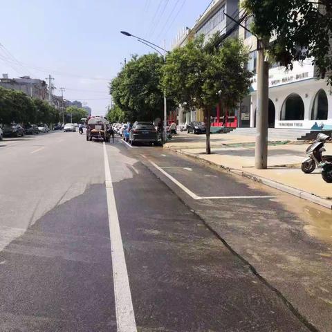 雨后“洁城”不停歇    清淤打扫靓家园