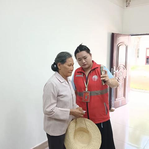 三家镇网格员开展我为群众办实事之老人人脸识别认证工作
